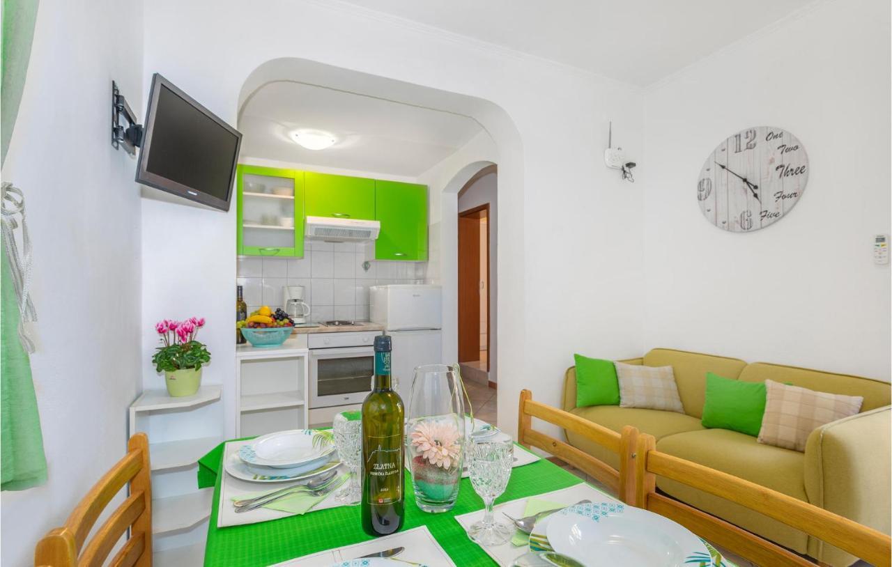 2 Bedroom Cozy Apartment In Omisalj Exterior photo