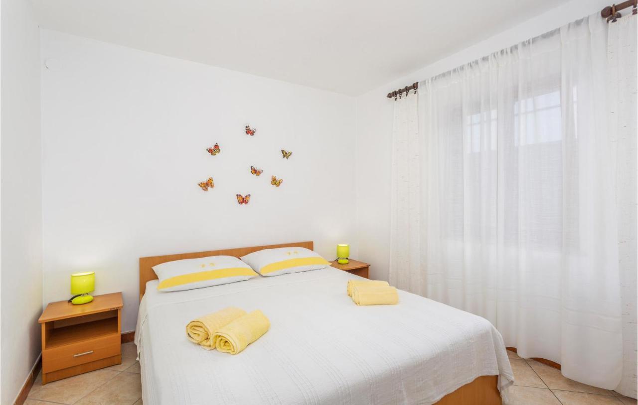 2 Bedroom Cozy Apartment In Omisalj Exterior photo