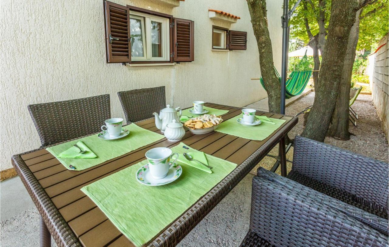 2 Bedroom Cozy Apartment In Omisalj Exterior photo