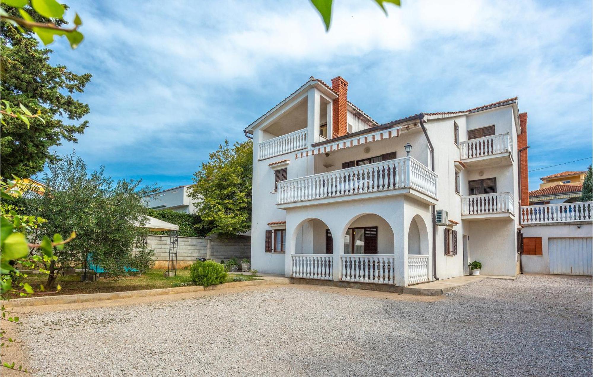 2 Bedroom Cozy Apartment In Omisalj Exterior photo